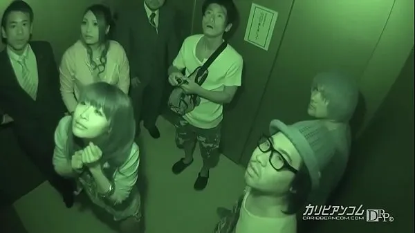 Hot Emergency stop! Closed room elevator gangbang 1 kule videoer