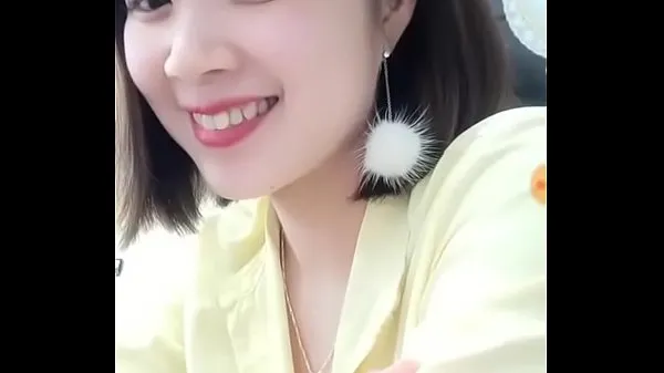 热Dang Quang Watch's sister deliberately revealed her breasts酷视频