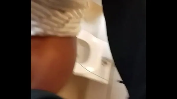 Hotte Grinding on this dick in the hospital bathroom seje videoer