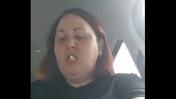 Chubby bbw eats in car while getting hit on by stranger Video sejuk panas