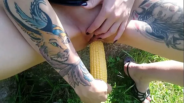 Hotte Lucy Ravenblood fucking pussy with corn in public seje videoer