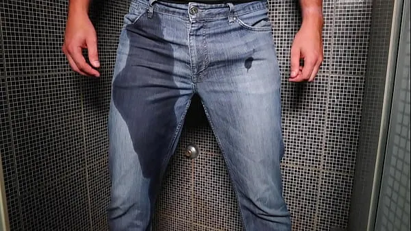 Guy pee inside his jeans and cumshot on end Video sejuk panas