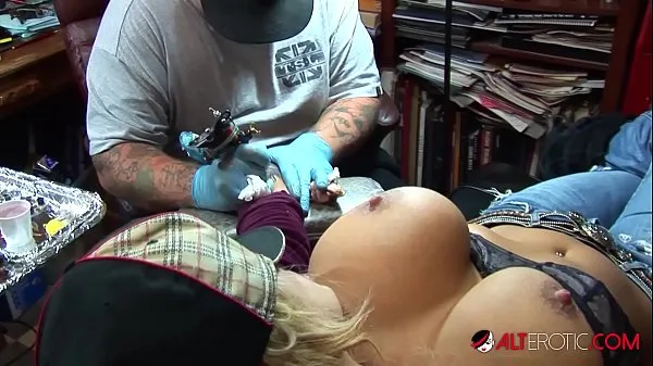 Shyla Stylez gets tattooed while playing with her tits Video thú vị hấp dẫn