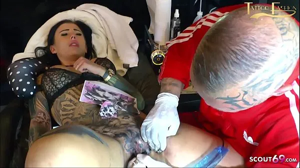 Горячие Немецкая молодая женщина Белоснежка татуировала свою пизду и одновременно сосет член крутые видео