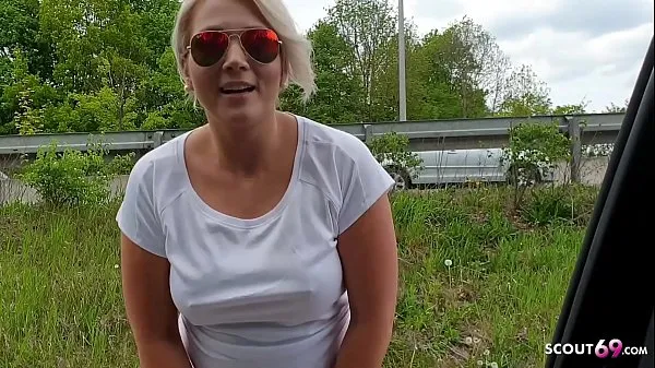 Heta German Big tits MILF Hitchhiker give Blowjob by Drive in Car for Thanks coola videor