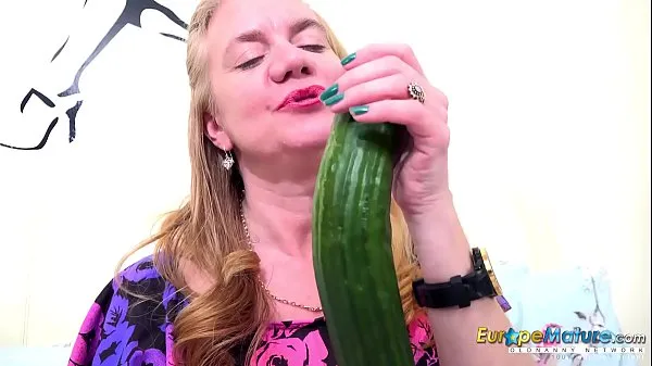 حار EuropeMaturE One Mature Her Cucumber and Her Toy بارد أشرطة الفيديو