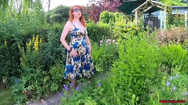 Žhavá Mature redhead lifts up her dress and fingers herself outdoors skvělá videa