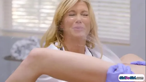 Hotte Unaware doctor gets squirted in her face seje videoer