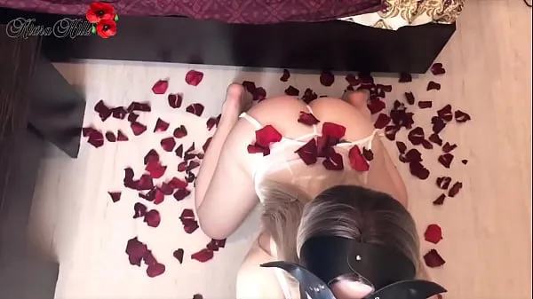 Vroči Beautiful Babe Sensual Fucks in Rose Petals On Valentine's Day kul videoposnetki