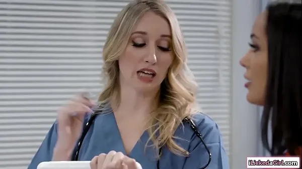 Hotte Dyke nurse facesitting her blonde senior seje videoer
