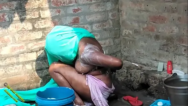 뜨겁Indian Village Desi Bathing Video In Hindi Desi Radhika 멋진 동영상