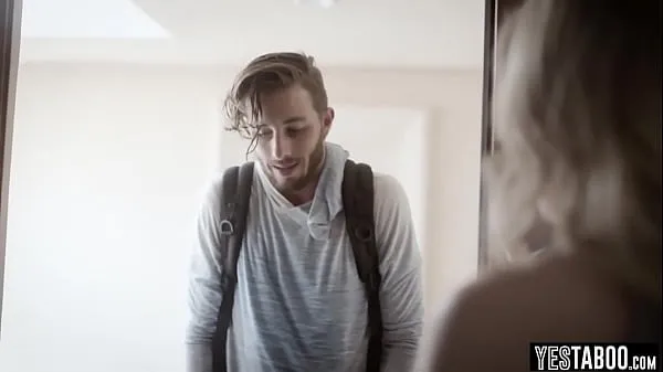 گرم Cute teen gets a nice surprise at the door ٹھنڈے ویڈیوز