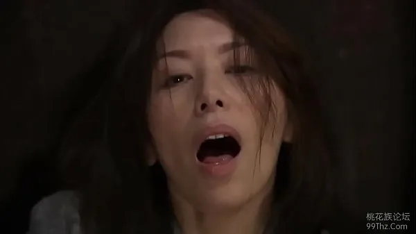 گرم Japanese wife masturbating when catching two strangers ٹھنڈے ویڈیوز