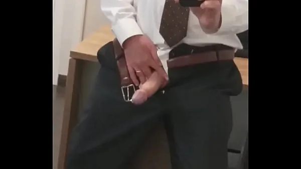 Žhavá Married man masturbating in the office skvělá videa