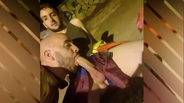 Hot Sucking my friend in public with people passing in front kule videoer