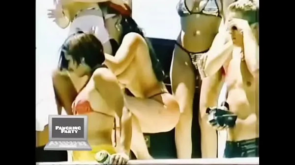 حار d. Latina get Naked and Tries to Eat Pussy at Boat Party 2020 بارد أشرطة الفيديو