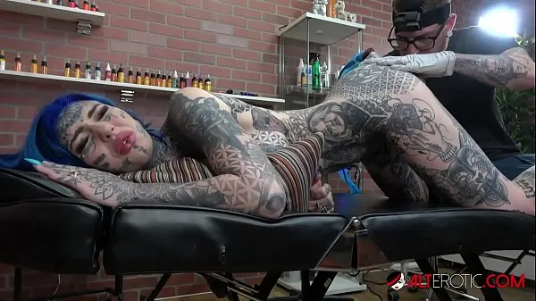 گرم Amber Luke gets a asshole tattoo and a good fucking ٹھنڈے ویڈیوز