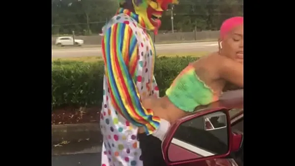 뜨겁Gibby The Clown fucks Jasamine Banks outside in broad daylight 멋진 동영상