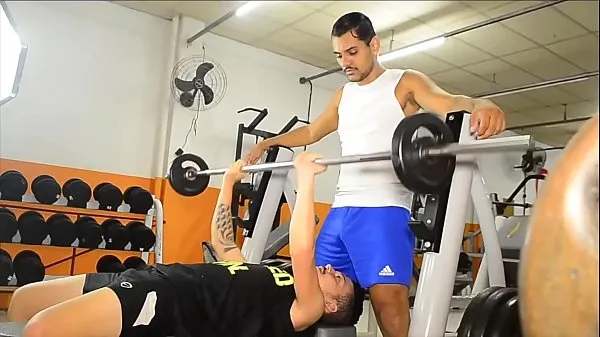 PERSONAL TRAINER SAFADO EATS YOUR CUSTOMER IN THE MIDDLE OF THE ACADEMY Video sejuk panas