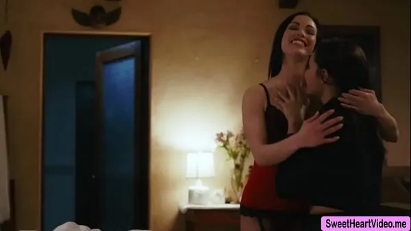 Hot Bella helps Dianas pussy reach orgasm kule videoer
