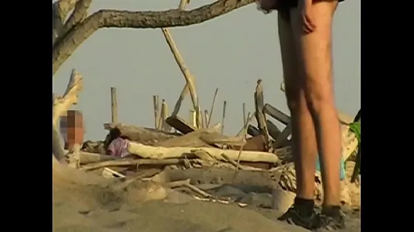 گرم Girlfriend sucks my cock on the public beach in front of many strangers - MissCreamy ٹھنڈے ویڈیوز