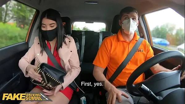 Vidéos chaudes Fake Driving School Lady Dee suce la bite brûlante désinfectée de l'instructeur cool