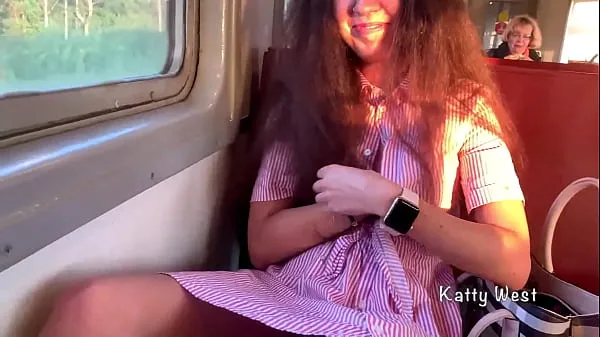 La chica de 18 años mostró sus bragas en el tren y le pajeó una polla a un extraño en público