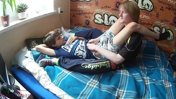 Hotte Two young friends doing gay acts that turned into a cumshot seje videoer
