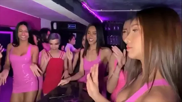 Heiße Latina T-Girl Hure ist ein Schwanzlutscher und eine Prostituierte coole Videos