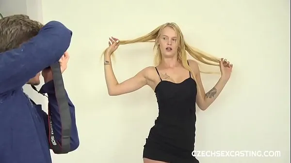 Hotte Novice blonde darling shows off in casting seje videoer