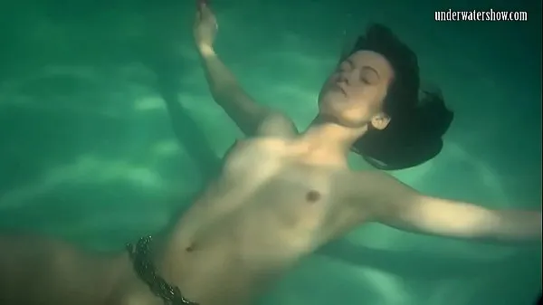 Vroči Red dressed mermaid Rusalka swimming in the pool kul videoposnetki