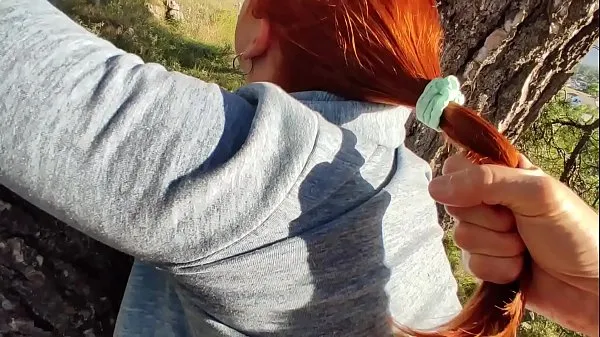 Horúce OUTDOOR SEX. Hard Fucking Redhead Horny Curvy in the Park skvelé videá
