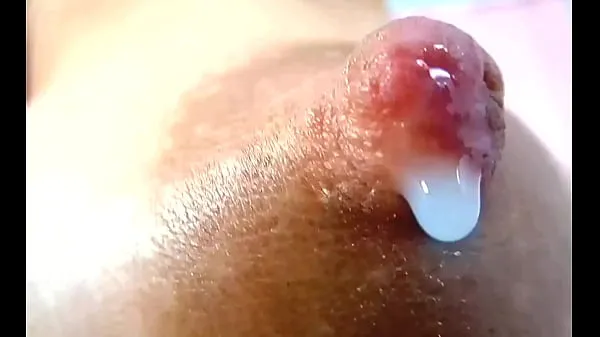 Καυτά closeup milking nipple δροσερά βίντεο