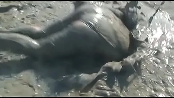 Vídeos quentes Mergulho profundo na lama do cacau legais