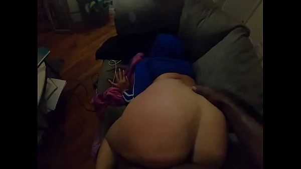 Horúce Pounding my roommates big booty wife on the counch skvelé videá
