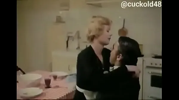 حار Cuckold's wife knows how to take care of guests بارد أشرطة الفيديو