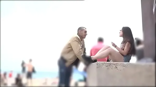 Hotte He proves he can pick any girl at the Barcelona beach seje videoer