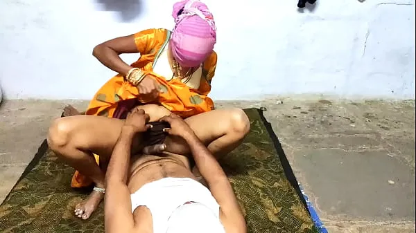 Gorące Sex with a Indian wife in the middle of the night in a dark yellow sari fajne filmy