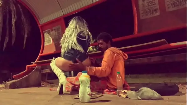STREET RESIDENT LICKED THE GOSTOSO CUZINHO OF THE NAUGHTY ON THE SIDE OF THE BUSY ROAD Video keren yang keren