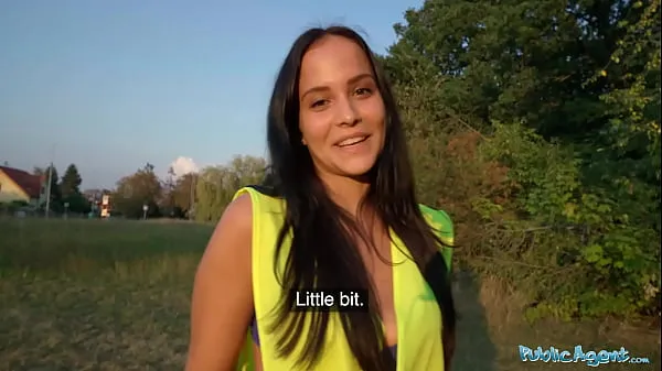 Žhavá Public Agent Hot brunette criminal is taken into the woods for an outdoors fucking skvělá videa