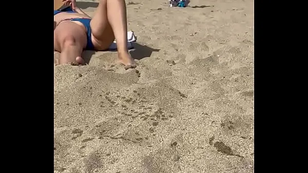 Vroči Public flashing pussy on the beach for strangers kul videoposnetki
