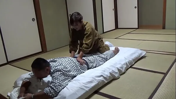 Heta Seducing a Waitress Who Came to Lay Out a Futon at a Hot Spring Inn and Had Sex With Her! The Whole Thing Was Secretly Caught on Camera in the Room coola videor
