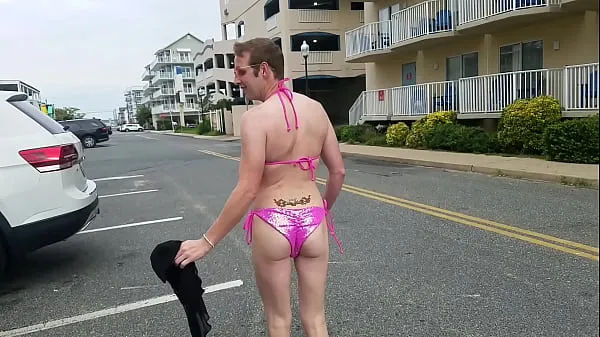 Vídeos quentes Flamboyant fairy femboy strutting around in a skimpy bikini by Denver Shoemaker legais