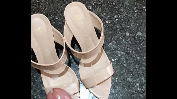 Horúce Enjoying the new sandal via the girlfriend's uno skvelé videá