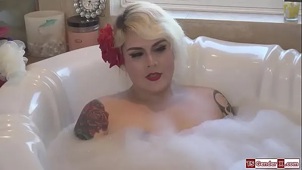 हॉट Tattooed trans stepmom Isabella Sorrenti makes her stepson suck her dick to give him blonde tgirl facefucks him and the ts anal fucks him बेहतरीन वीडियो