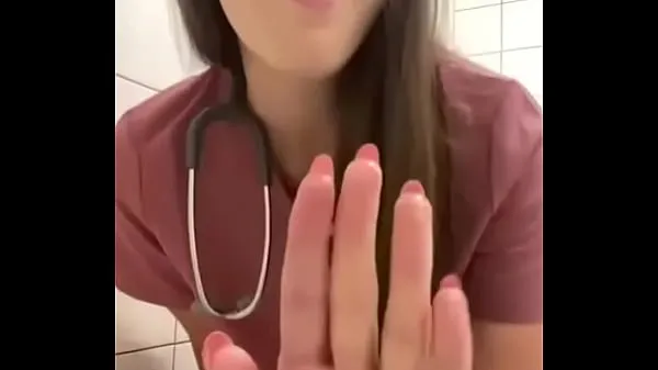 Vidéos chaudes infirmière se masturbe dans la salle de bain de l'hôpital cool