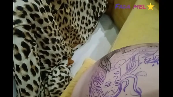 हॉट I did the tattoo without panties just to show the pussy and ass for the tattoo artist बेहतरीन वीडियो