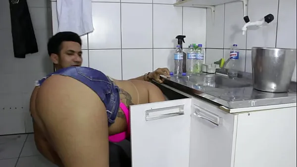 뜨겁The cocky plumber stuck the pipe in the ass of the naughty rabetão. Victoria Dias and Mr Rola 멋진 동영상