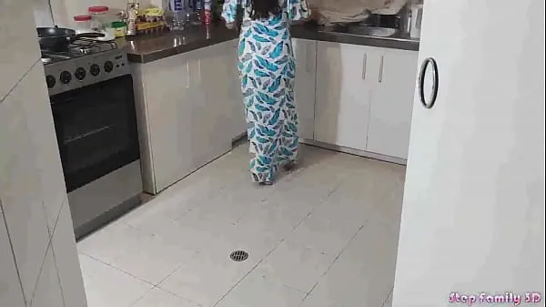 گرم Horny Stepdaughter Gets Fucked With Her Stepdad In The Kitchen When Her Mom Is Not Home ٹھنڈے ویڈیوز