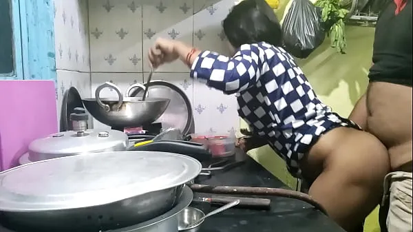 Vroči The maid who came from the village did not have any leaves, so the owner took advantage of that and fucked the maid (Hindi Clear Audio kul videoposnetki
